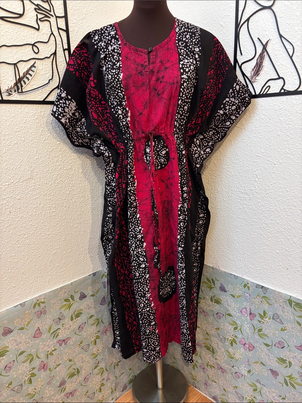 Vintage 1990’s J. Gee black and fuchsia cotton batik midi kaftan. Size L.